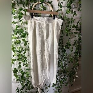 Kittenish White Linen Pants With Belt
